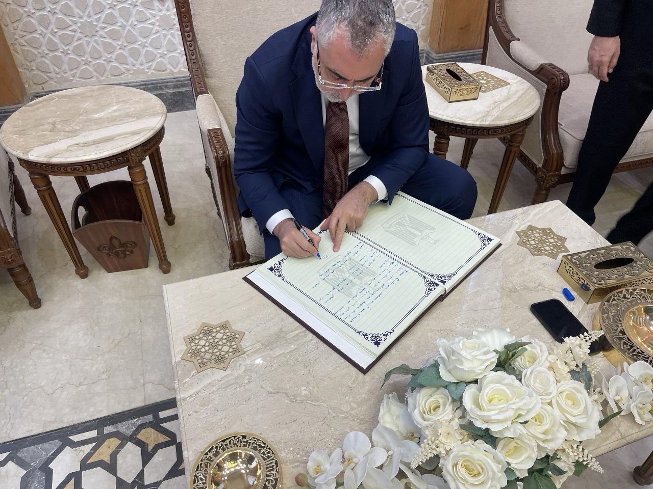 توقيع وزير العمل التركى